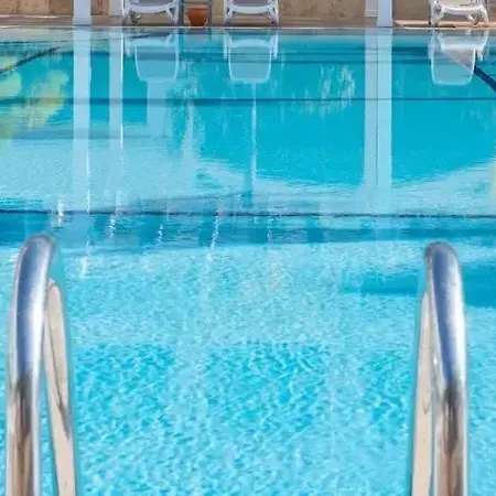 Hotel Karmir &